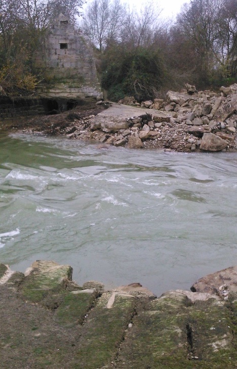 Foto de la presa parcialmente demolida, hay mas fotos en el texto completo de la denuncia, adunto